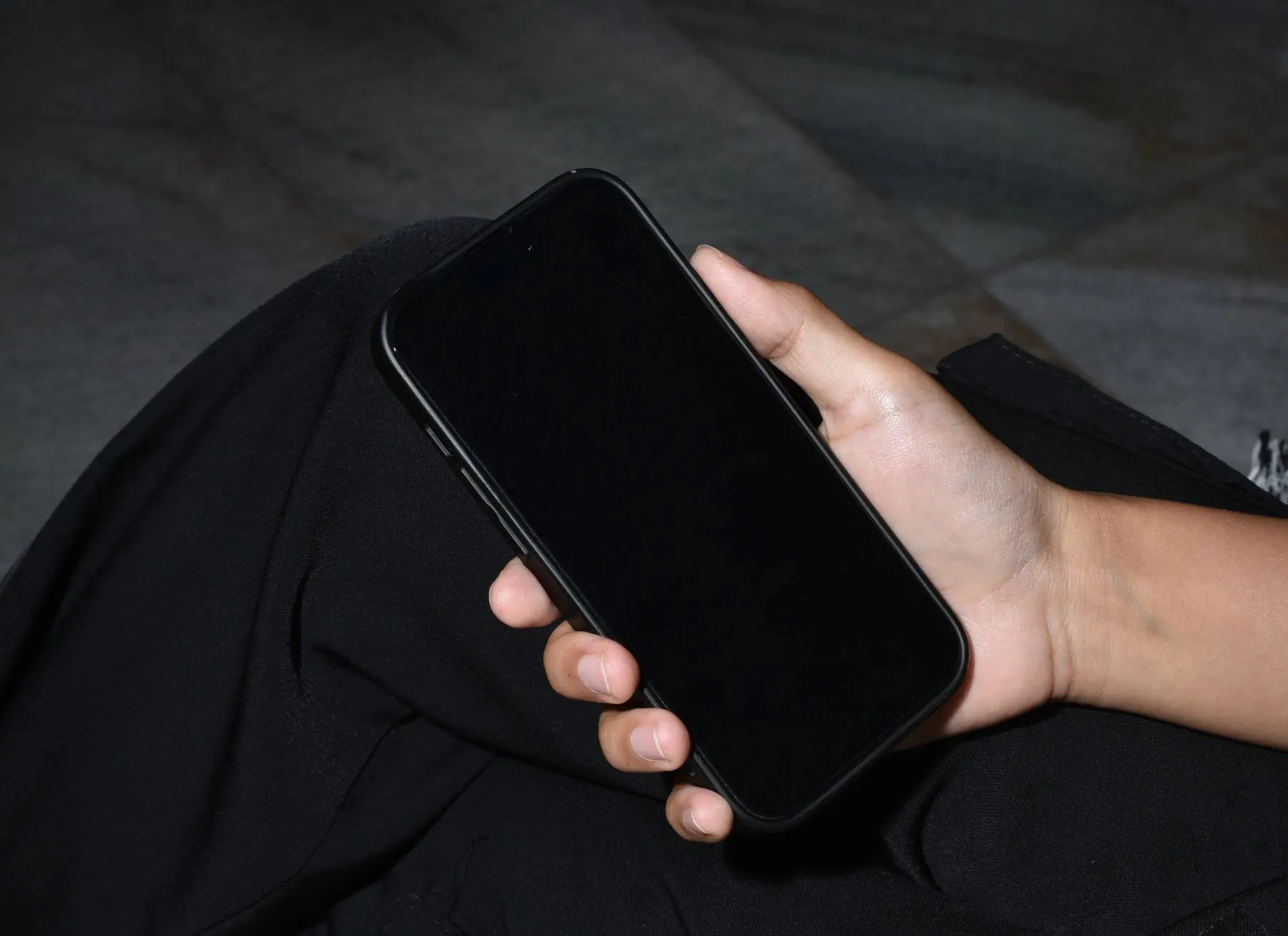 Ilustrasi sederhana tentang apa itu SMS A2P, sistem yang mengirim notifikasi otomatis ke ponsel pelanggan secara real-time