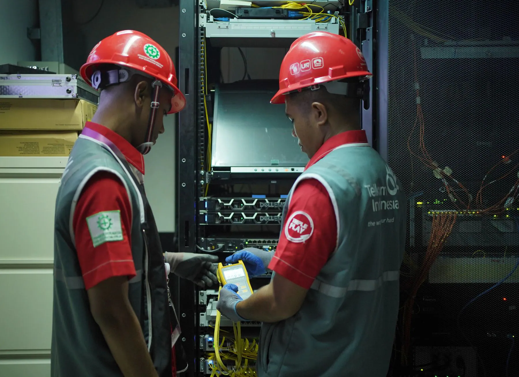 Ruang data center dengan server yang mendukung sistem operasional digital perusahaan.