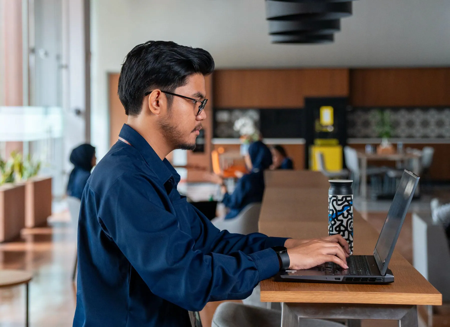 Ilustrasi ekosistem digital perusahaan dengan cloud, big data, dan sistem keamanan siber modern