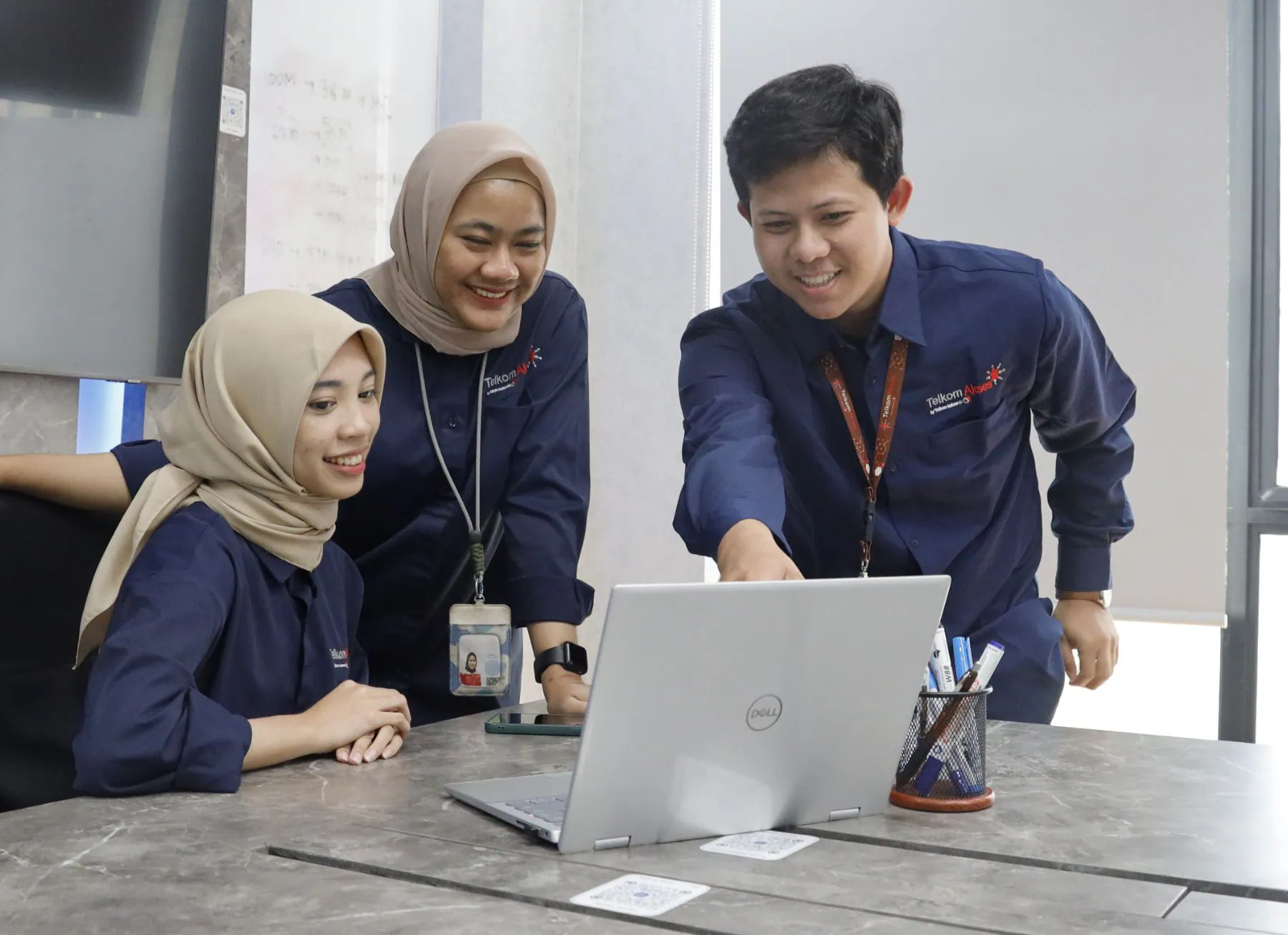 Ilustrasi penggunaan email bisnis yang aman dengan CloudX dan Secure Email Cyber Security dari Telkom Enterprise