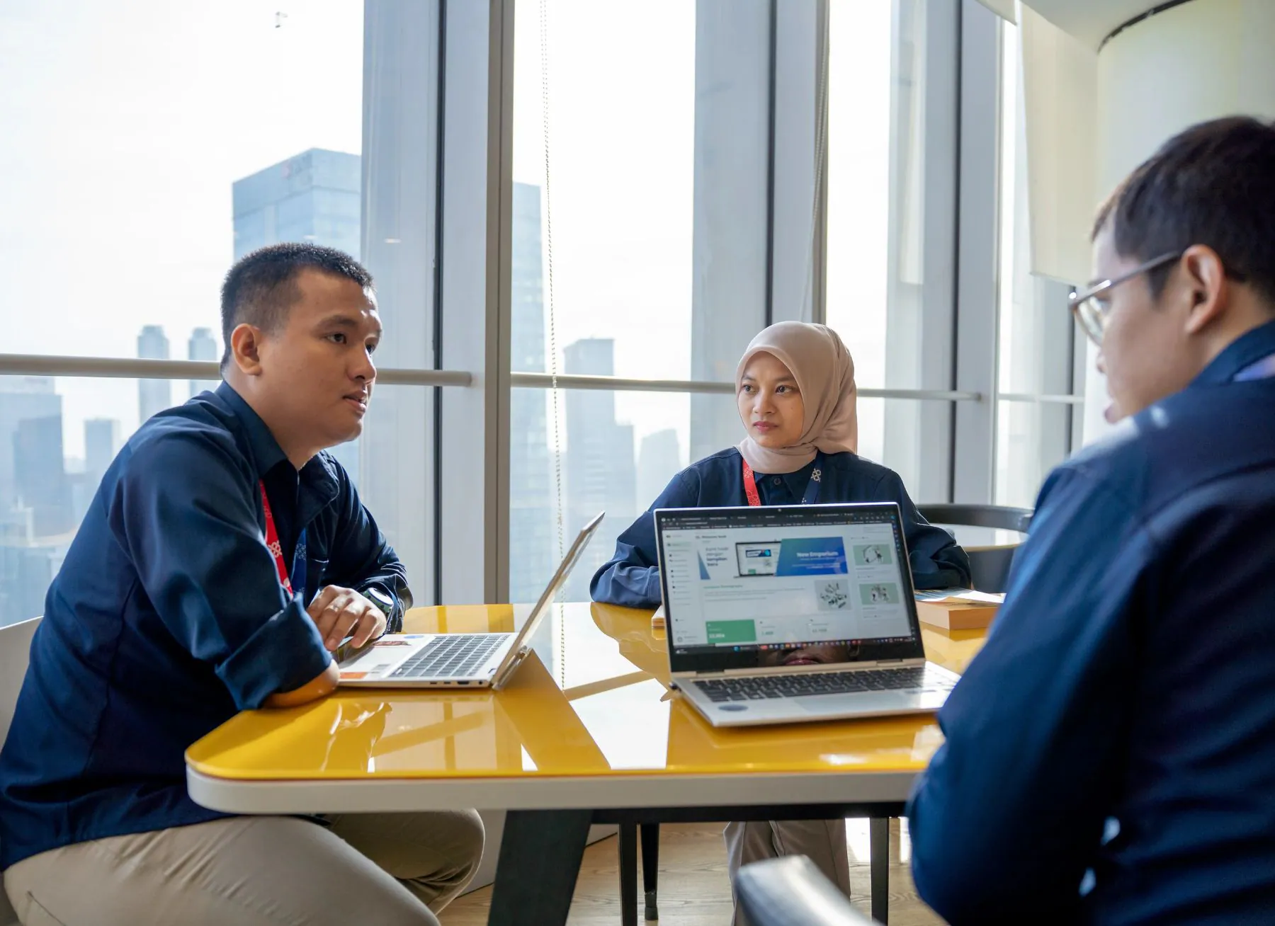 Sistem keamanan jaringan perusahaan dengan web filtering, firewall, dan cyber security untuk melindungi aktivitas browsing karyawan