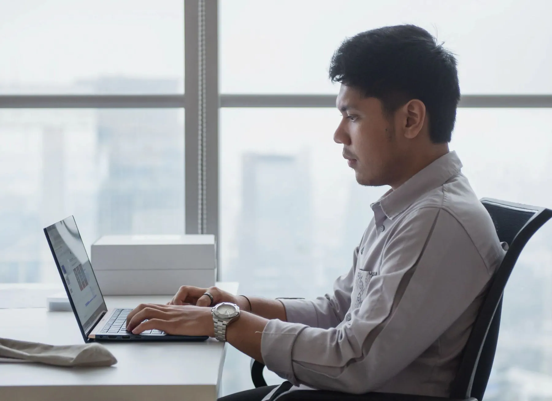 Paparan blue light berlebih dapat mengganggu siklus tidur dan memicu digital eye strain