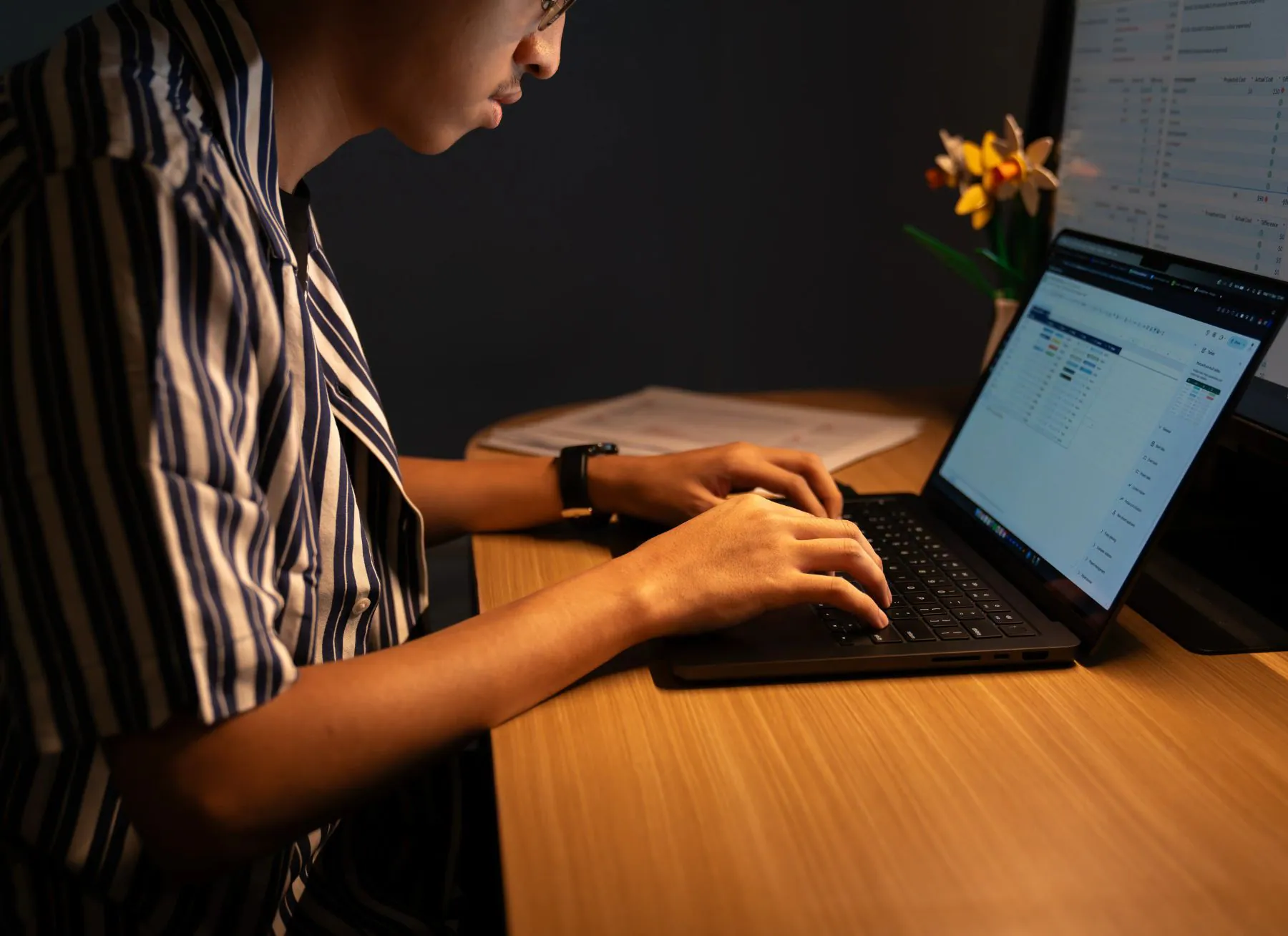 Transformasi digital di perusahaan melalui pemanfaatan teknologi untuk meningkatkan efisiensi bisnis.