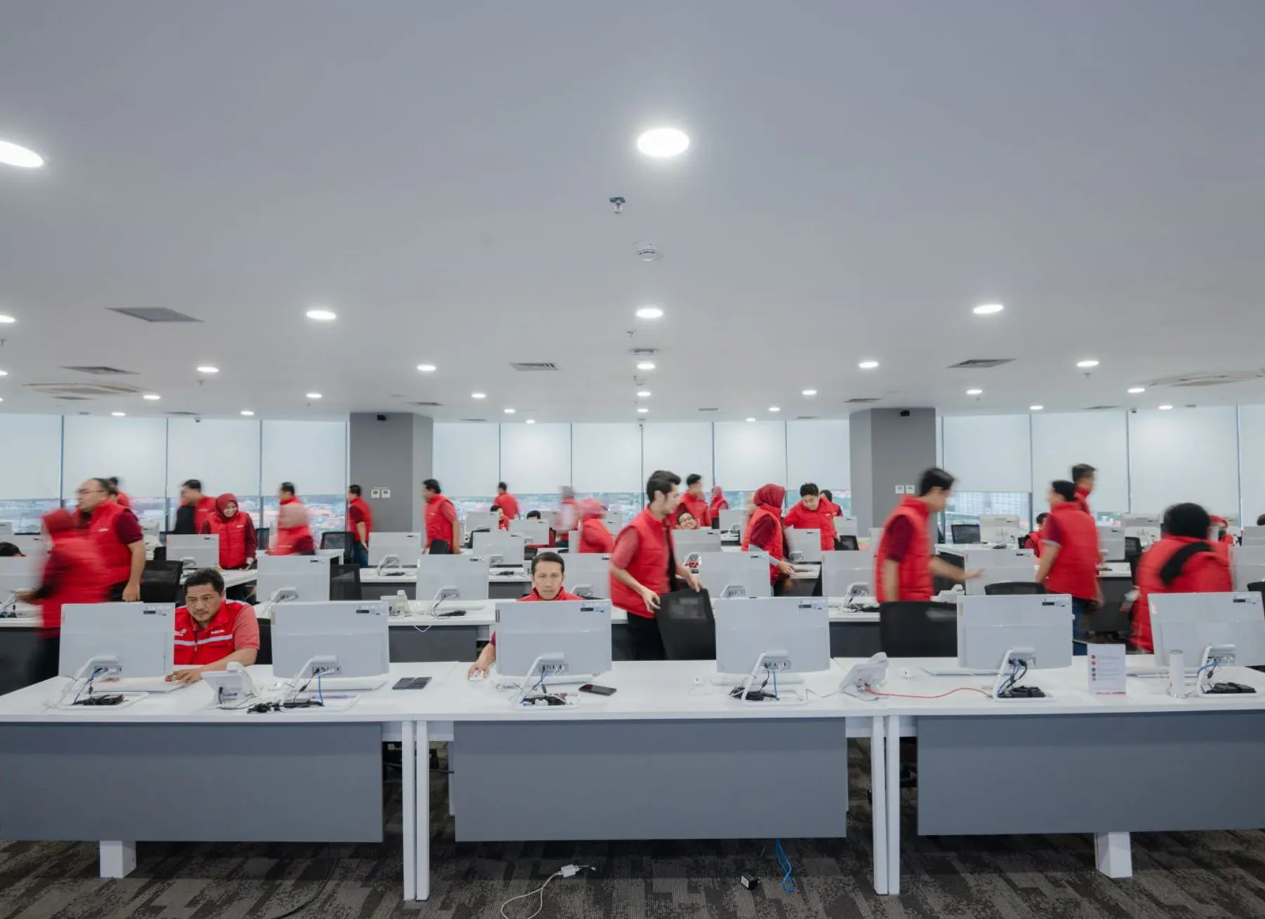 Pengguna mentransfer pulsa ke sesama nomor menggunakan aplikasi MyTelkomsel