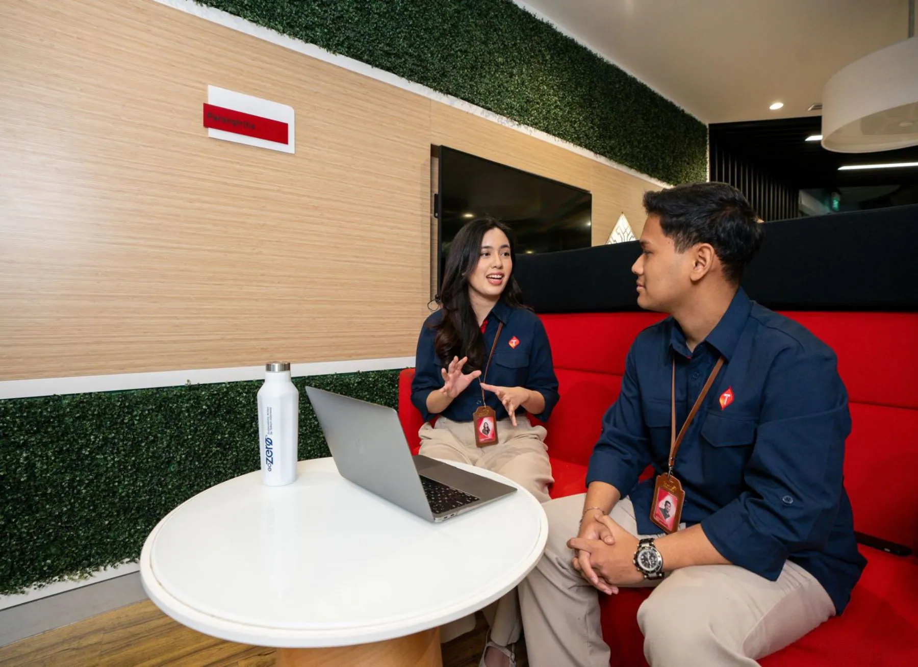 Pengguna mengecek FUP IndiHome melalui aplikasi MyTelkomsel saat koneksi melambat