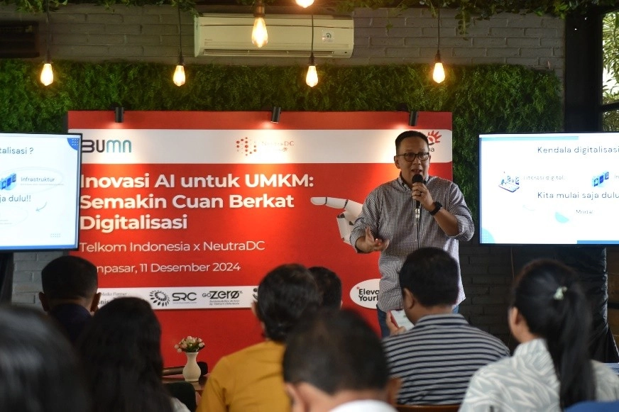 Foto 1 & 2: SVP Group Sustainability and Corporate Communication Telkom Ahmad Reza saat menyampaikan materi pada acara pelatihan optimalisasi artificial intelligence (AI) untuk UMKM lokal dengan tema "Inovasi AI untuk UMKM: Semakin Cuan Berkat Digitalisasi,” di Bali pada Rabu (11/12).