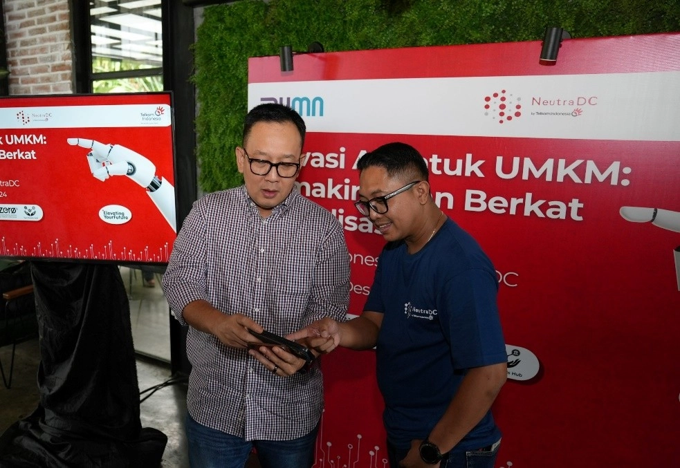 Foto 3: SVP Group Sustainability and Corporate Communication Telkom Ahmad Reza (kiri) dan VP IT Automation & Security NeutraDC, MD Septianto (kanan) usai pelatihan optimalisasi AI untuk UMKM di Bali Rabu (11/12).