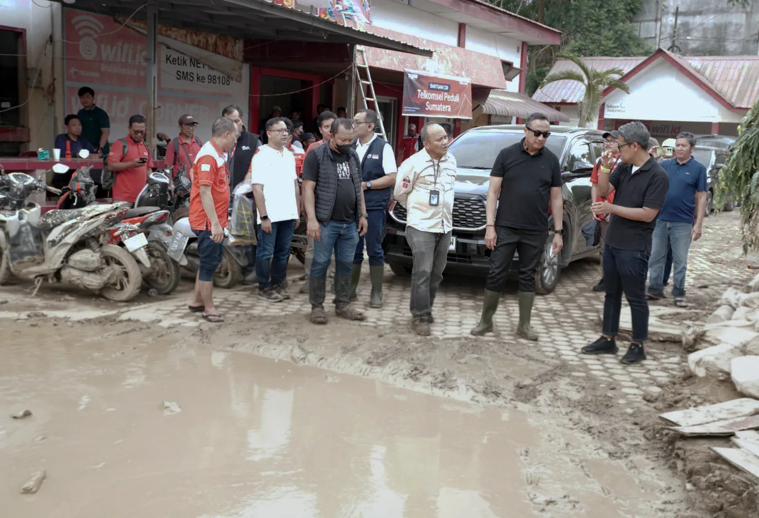 TelkomGroup Salurkan Bantuan Kemanusiaan dan Aktifkan 13 Titik Internet Satelit