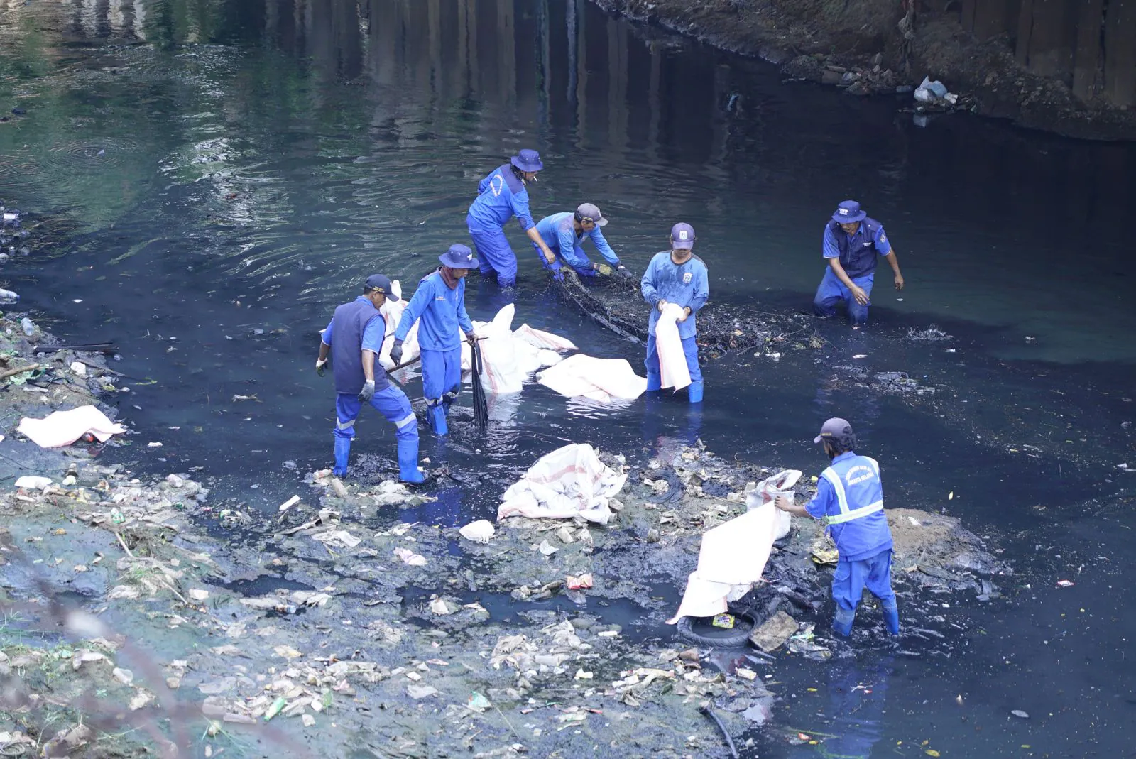 Peringati Hari Sungai dan World Cleanup Day, TelkomGroup Angkut 5,1 ton Sampah dari Kali Krukut