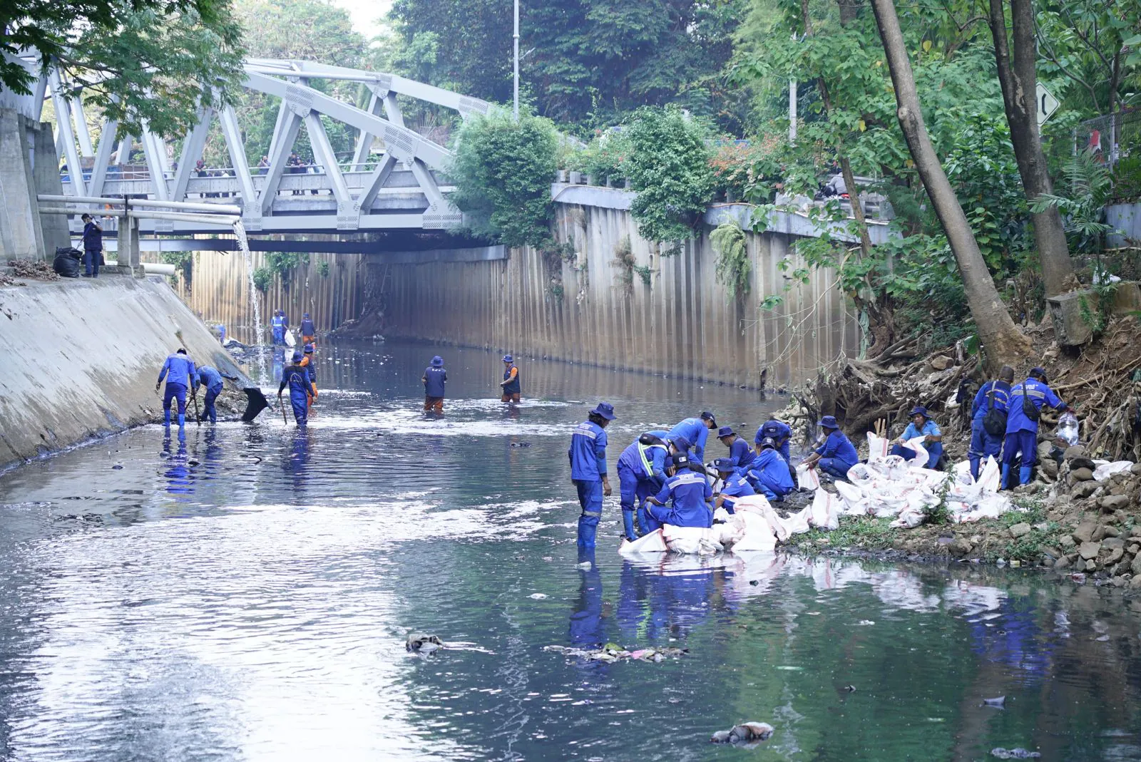 Peringati Hari Sungai dan World Cleanup Day, TelkomGroup Angkut 5,1 ton Sampah dari Kali Krukut