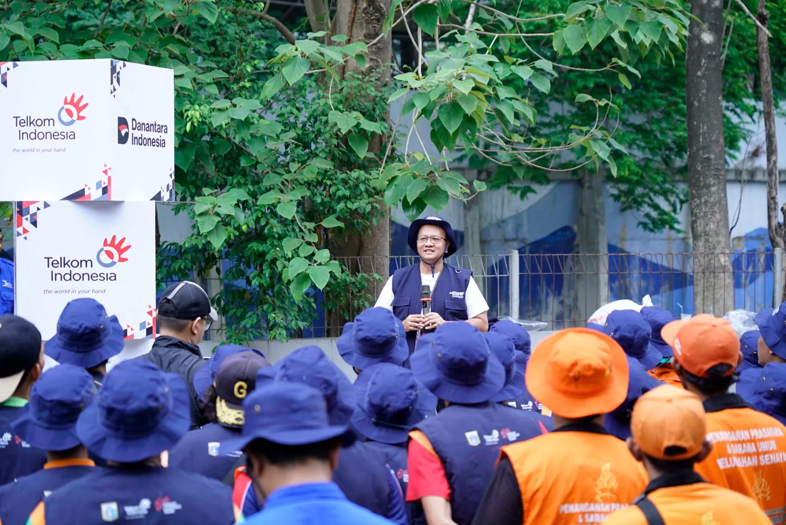 Peringati Hari Sungai dan World Cleanup Day, TelkomGroup Angkut 5,1 ton Sampah dari Kali Krukut