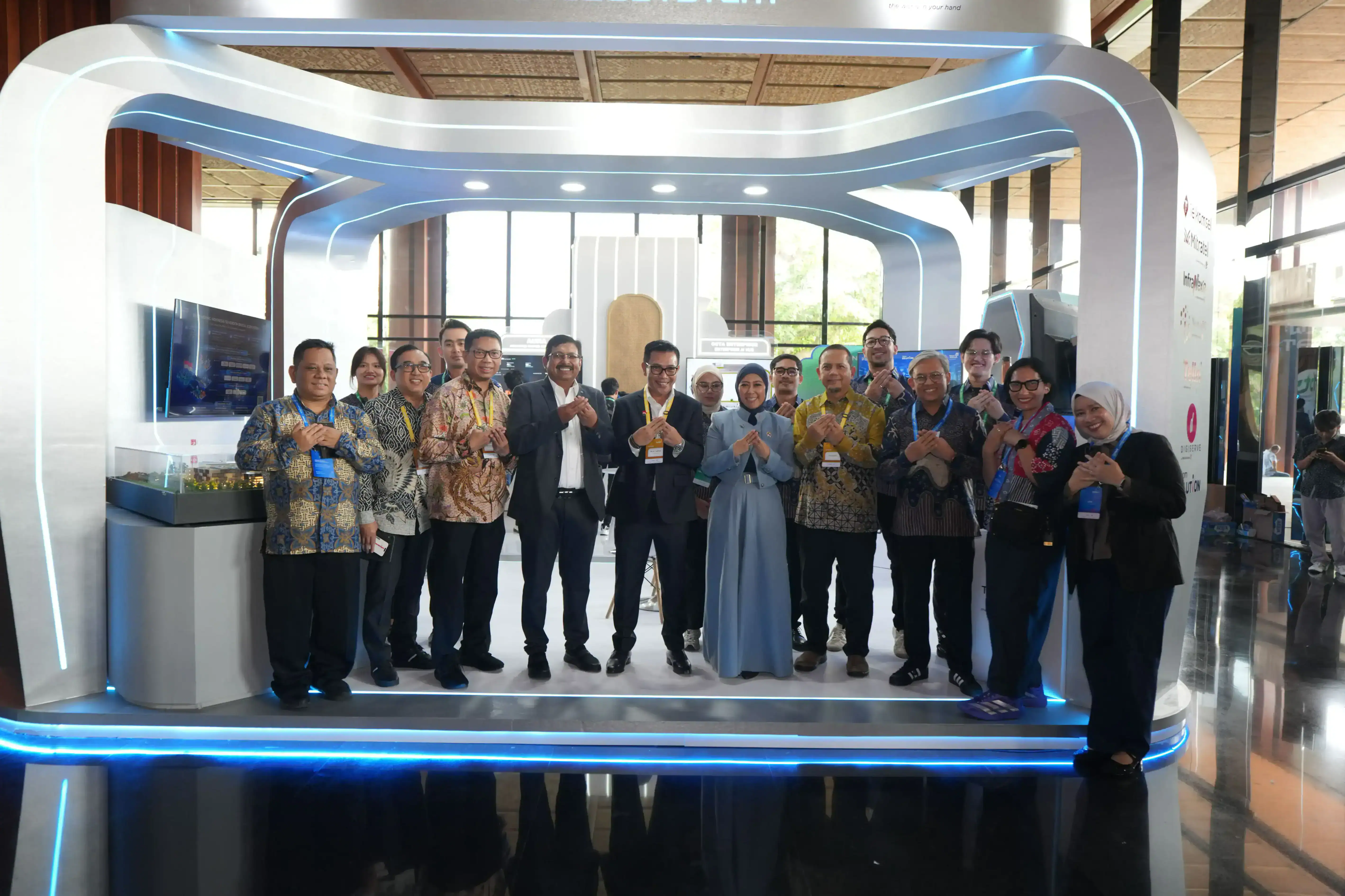 Kunjungi Booth TelkomGroup di BTW 2026, Menkomdigi Tinjau Peran NeutraDC bagi Kedaulatan Ekosistem AI Data Center