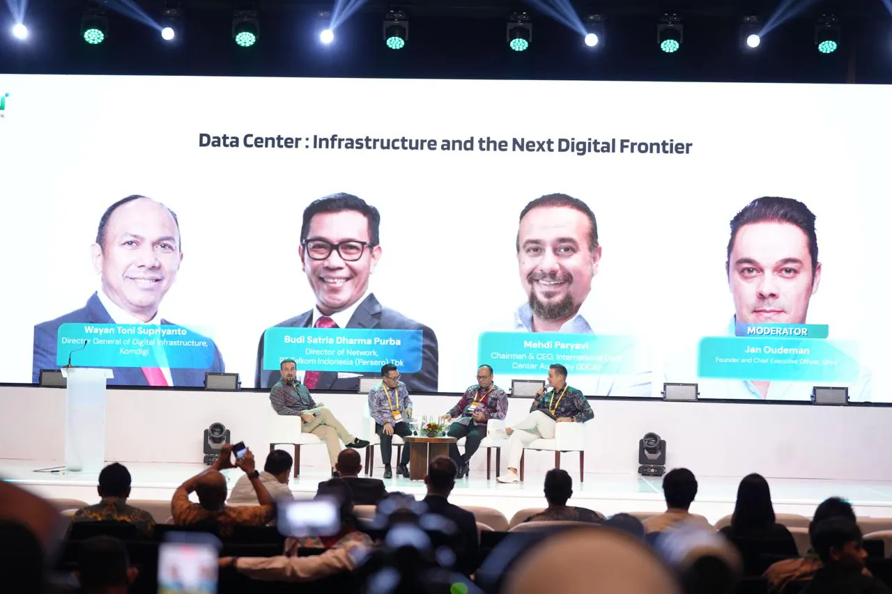 Kunjungi Booth TelkomGroup di BTW 2026, Menkomdigi Tinjau Peran NeutraDC bagi Kedaulatan Ekosistem AI Data Center