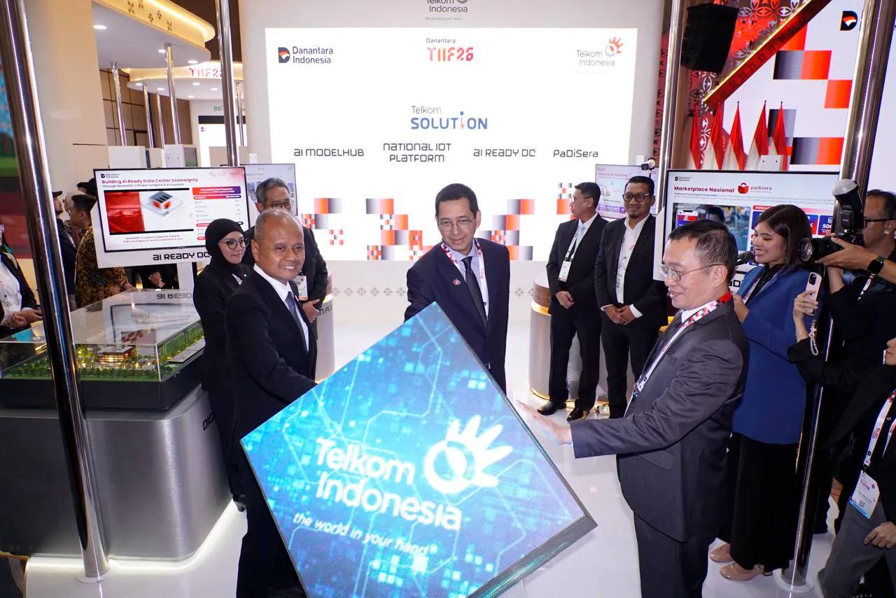Empat kapabilitas strategis TelkomGroup dorong penguasaan teknologi secara mandiri dan perluasan manfaat ekonomi digital di Indonesia Jakarta, 26 Oktober 2026 – Chief Technology Officer Danantara Sigit Puji Santosa didampingi Managing Director Strategic Technology Initiatives Danantara Irwan Rey, Direktur IT Digital Telkom Kharim I. G. Siregar, serta Direktur Strategic Business Development & Portfolio Telkom Seno Soemadji meluncurkan pengembangan Sovereign Digital Technology TelkomGroup pada rangkaian Danantara Technology Innovation Investment Forum (DTIIF) 2026 di Jakarta, Senin (26/10). TelkomGroup mengembangkan empat kapabilitas Sovereign Digital Technology, yakni AI Ready Data Center, AI ModelHub, National IoT Platform, dan PaDiSera, sebagai bagian dari peran perusahaan dalam mendorong kemandirian ekosistem teknologi digital nasional melalui penguatan infrastruktur, pengembangan AI di berbagai sektor, serta perluasan akses pasar bagi pelaku UMKM. “Selamat atas peluncuran Sovereign Digital Technology TelkomGroup. Kami berharap inisiatif ini dapat terus dikembangkan melalui kolaborasi yang berkelanjutan antara Danantara, TelkomGroup, BUMN, dan para pemangku kepentingan, sehingga mampu melahirkan inovasi yang relevan dan memberikan manfaat nyata bagi masyarakat serta perekonomian Indonesia,” ujar Sigit Puji Santosa, Chief Technology Officer Danantara. Peluncuran ini menjadi bagian dari rangkaian DTIIF 2026 yang diselenggarakan pada 26–28 Oktober 2026 dengan tema “Investing in Tomorrow: Advancing Technology, Innovation, and Sustainable Growth”. Forum yang mempertemukan pemerintah, BUMN, investor, pelaku industri, dan inovator ini menjadi ruang kolaborasi untuk mendorong pengembangan teknologi, inovasi, serta investasi strategis yang mendukung pertumbuhan ekonomi Indonesia. Pada sesi kunjungan ke booth TelkomGroup, Direktur IT Digital Telkom Kharim I. G. Siregar dan Direktur Strategic Business Development & Portfolio Telkom Seno Soemadji memperkenalkan empat kapabilitas Sovereign Digital Technology yang membentuk ekosistem teknologi digital nasional terintegrasi. AI Ready Data Center yang dikembangkan oleh operating company (OpCo) NeutraDC menjadi fondasi komputasi untuk mendukung pengembangan dan pengoperasian beragam model AI di Indonesia dan Asia Tenggara, dengan aspirasi ekspansi kapasitas hingga 1 gigawatt. Sementara itu, AI Model Hub menyediakan akses terpadu ke berbagai model AI untuk mendukung pemanfaatan teknologi secara aman, dengan tetap memperhatikan kendali atas data strategis nasional. Pada kesempatan terpisah, Direktur Utama Telkom Nanang Hendarno menyampaikan bahwa penguatan kapabilitas tersebut merupakan bagian dari peran TelkomGroup dalam membangun ekosistem digital nasional yang berdaya saing dan mandiri secara teknologi. “Kemandirian digital perlu dibangun melalui penguasaan fondasi teknologi secara menyeluruh, mulai dari infrastruktur dan komputasi, pengembangan AI, hingga penerapan solusi digital yang menjawab kebutuhan sektor strategis. Penguasaan teknologi juga perlu diiringi kemampuan membangun ekosistem yang terintegrasi agar teknologi tidak hanya menjadi enabler transformasi, tetapi juga menciptakan nilai tambah dan meningkatkan daya saing nasional,” ujar Nanang. Pada kapabilitas berikutnya, National IoT Platform dari Telkomsel mengintegrasikan konektivitas perangkat Internet of Things (IoT) dan analitik berbasis AI untuk mendukung efisiensi operasional di berbagai sektor. Dengan sekitar tiga juta perangkat IoT yang telah diterapkan di Indonesia, platform ini dapat dimanfaatkan untuk beragam kebutuhan, termasuk pemantauan, keamanan, dan peningkatan produktivitas. Sementara itu, PaDiSera merupakan marketplace nasional besutan Danantara yang didukung melalui pemanfaatan fondasi teknologi PaDi UMKM. Sejak diluncurkan pada 2020, PaDi UMKM telah memfasilitasi lebih dari 190.000 UMKM untuk memasok kebutuhan BUMN. Pengalaman Telkom dalam membangun platform perdagangan digital menjadi modal untuk mendukung operasional PaDiSera sekaligus memperluas akses pasar bagi UMKM untuk menjangkau pasar ritel. “TelkomGroup dan Danantara ingin memastikan manfaat transformasi digital dapat dirasakan oleh seluruh lapisan masyarakat, termasuk melalui perluasan akses teknologi dan peluang pasar bagi UMKM untuk tumbuh dan berkembang di era ekonomi digital,” tutup Nanang. Partisipasi TelkomGroup dalam DTIIF 2026 menegaskan peran perusahaan dalam mendukung agenda transformasi digital nasional melalui penguatan infrastruktur, inovasi, dan kolaborasi strategis. Dengan menghubungkan kapabilitas teknologi dan kebutuhan berbagai sektor, TelkomGroup terus mendorong pemanfaatan teknologi digital yang berdaulat, berdaya saing, dan memberikan nilai tambah bagi Indonesia. #ElevatingYourFuture
