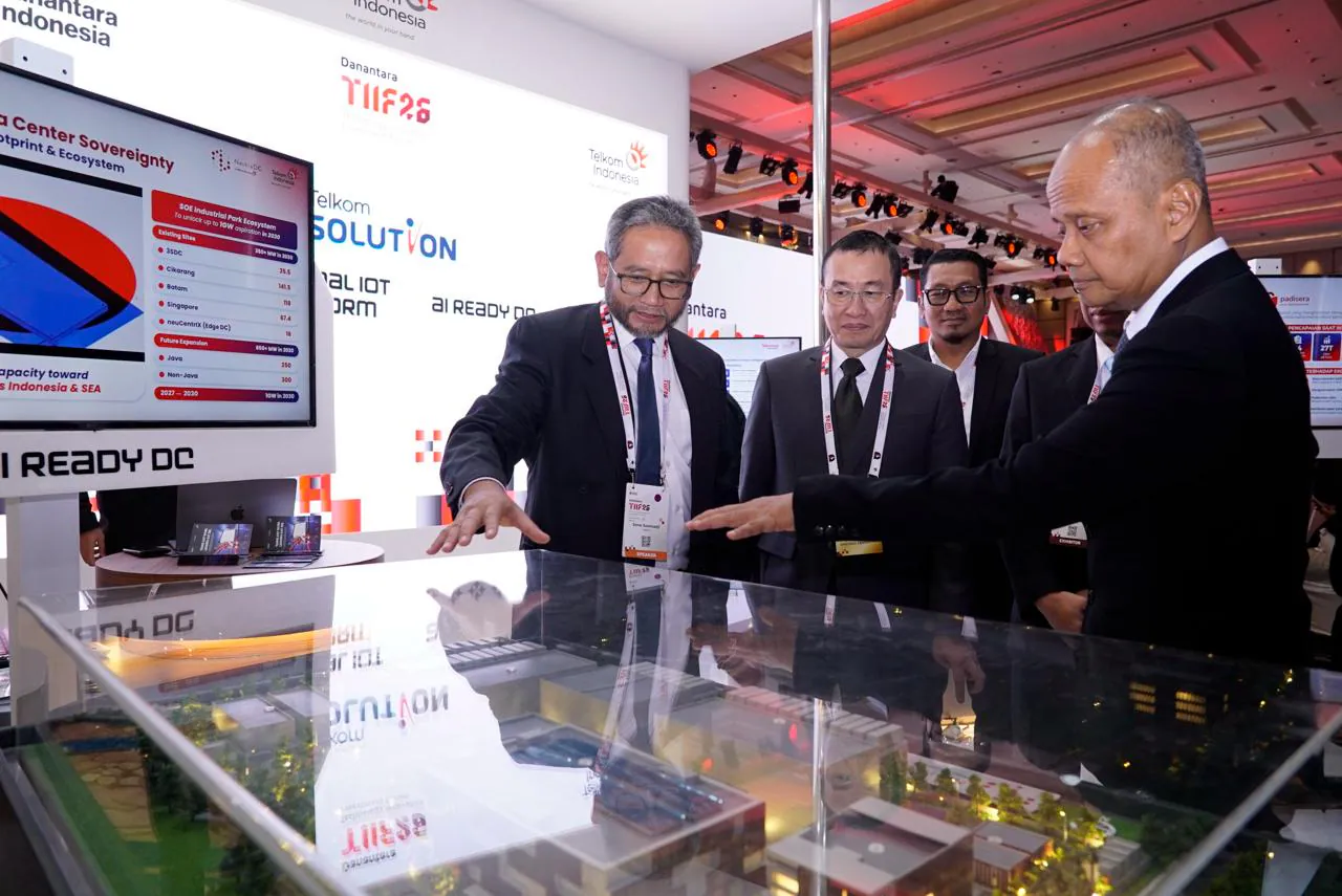 Empat kapabilitas strategis TelkomGroup dorong penguasaan teknologi secara mandiri dan perluasan manfaat ekonomi digital di Indonesia Jakarta, 26 Oktober 2026 – Chief Technology Officer Danantara Sigit Puji Santosa didampingi Managing Director Strategic Technology Initiatives Danantara Irwan Rey, Direktur IT Digital Telkom Kharim I. G. Siregar, serta Direktur Strategic Business Development & Portfolio Telkom Seno Soemadji meluncurkan pengembangan Sovereign Digital Technology TelkomGroup pada rangkaian Danantara Technology Innovation Investment Forum (DTIIF) 2026 di Jakarta, Senin (26/10). TelkomGroup mengembangkan empat kapabilitas Sovereign Digital Technology, yakni AI Ready Data Center, AI ModelHub, National IoT Platform, dan PaDiSera, sebagai bagian dari peran perusahaan dalam mendorong kemandirian ekosistem teknologi digital nasional melalui penguatan infrastruktur, pengembangan AI di berbagai sektor, serta perluasan akses pasar bagi pelaku UMKM. “Selamat atas peluncuran Sovereign Digital Technology TelkomGroup. Kami berharap inisiatif ini dapat terus dikembangkan melalui kolaborasi yang berkelanjutan antara Danantara, TelkomGroup, BUMN, dan para pemangku kepentingan, sehingga mampu melahirkan inovasi yang relevan dan memberikan manfaat nyata bagi masyarakat serta perekonomian Indonesia,” ujar Sigit Puji Santosa, Chief Technology Officer Danantara. Peluncuran ini menjadi bagian dari rangkaian DTIIF 2026 yang diselenggarakan pada 26–28 Oktober 2026 dengan tema “Investing in Tomorrow: Advancing Technology, Innovation, and Sustainable Growth”. Forum yang mempertemukan pemerintah, BUMN, investor, pelaku industri, dan inovator ini menjadi ruang kolaborasi untuk mendorong pengembangan teknologi, inovasi, serta investasi strategis yang mendukung pertumbuhan ekonomi Indonesia. Pada sesi kunjungan ke booth TelkomGroup, Direktur IT Digital Telkom Kharim I. G. Siregar dan Direktur Strategic Business Development & Portfolio Telkom Seno Soemadji memperkenalkan empat kapabilitas Sovereign Digital Technology yang membentuk ekosistem teknologi digital nasional terintegrasi. AI Ready Data Center yang dikembangkan oleh operating company (OpCo) NeutraDC menjadi fondasi komputasi untuk mendukung pengembangan dan pengoperasian beragam model AI di Indonesia dan Asia Tenggara, dengan aspirasi ekspansi kapasitas hingga 1 gigawatt. Sementara itu, AI Model Hub menyediakan akses terpadu ke berbagai model AI untuk mendukung pemanfaatan teknologi secara aman, dengan tetap memperhatikan kendali atas data strategis nasional. Pada kesempatan terpisah, Direktur Utama Telkom Nanang Hendarno menyampaikan bahwa penguatan kapabilitas tersebut merupakan bagian dari peran TelkomGroup dalam membangun ekosistem digital nasional yang berdaya saing dan mandiri secara teknologi. “Kemandirian digital perlu dibangun melalui penguasaan fondasi teknologi secara menyeluruh, mulai dari infrastruktur dan komputasi, pengembangan AI, hingga penerapan solusi digital yang menjawab kebutuhan sektor strategis. Penguasaan teknologi juga perlu diiringi kemampuan membangun ekosistem yang terintegrasi agar teknologi tidak hanya menjadi enabler transformasi, tetapi juga menciptakan nilai tambah dan meningkatkan daya saing nasional,” ujar Nanang. Pada kapabilitas berikutnya, National IoT Platform dari Telkomsel mengintegrasikan konektivitas perangkat Internet of Things (IoT) dan analitik berbasis AI untuk mendukung efisiensi operasional di berbagai sektor. Dengan sekitar tiga juta perangkat IoT yang telah diterapkan di Indonesia, platform ini dapat dimanfaatkan untuk beragam kebutuhan, termasuk pemantauan, keamanan, dan peningkatan produktivitas. Sementara itu, PaDiSera merupakan marketplace nasional besutan Danantara yang didukung melalui pemanfaatan fondasi teknologi PaDi UMKM. Sejak diluncurkan pada 2020, PaDi UMKM telah memfasilitasi lebih dari 190.000 UMKM untuk memasok kebutuhan BUMN. Pengalaman Telkom dalam membangun platform perdagangan digital menjadi modal untuk mendukung operasional PaDiSera sekaligus memperluas akses pasar bagi UMKM untuk menjangkau pasar ritel. “TelkomGroup dan Danantara ingin memastikan manfaat transformasi digital dapat dirasakan oleh seluruh lapisan masyarakat, termasuk melalui perluasan akses teknologi dan peluang pasar bagi UMKM untuk tumbuh dan berkembang di era ekonomi digital,” tutup Nanang. Partisipasi TelkomGroup dalam DTIIF 2026 menegaskan peran perusahaan dalam mendukung agenda transformasi digital nasional melalui penguatan infrastruktur, inovasi, dan kolaborasi strategis. Dengan menghubungkan kapabilitas teknologi dan kebutuhan berbagai sektor, TelkomGroup terus mendorong pemanfaatan teknologi digital yang berdaulat, berdaya saing, dan memberikan nilai tambah bagi Indonesia. #ElevatingYourFuture