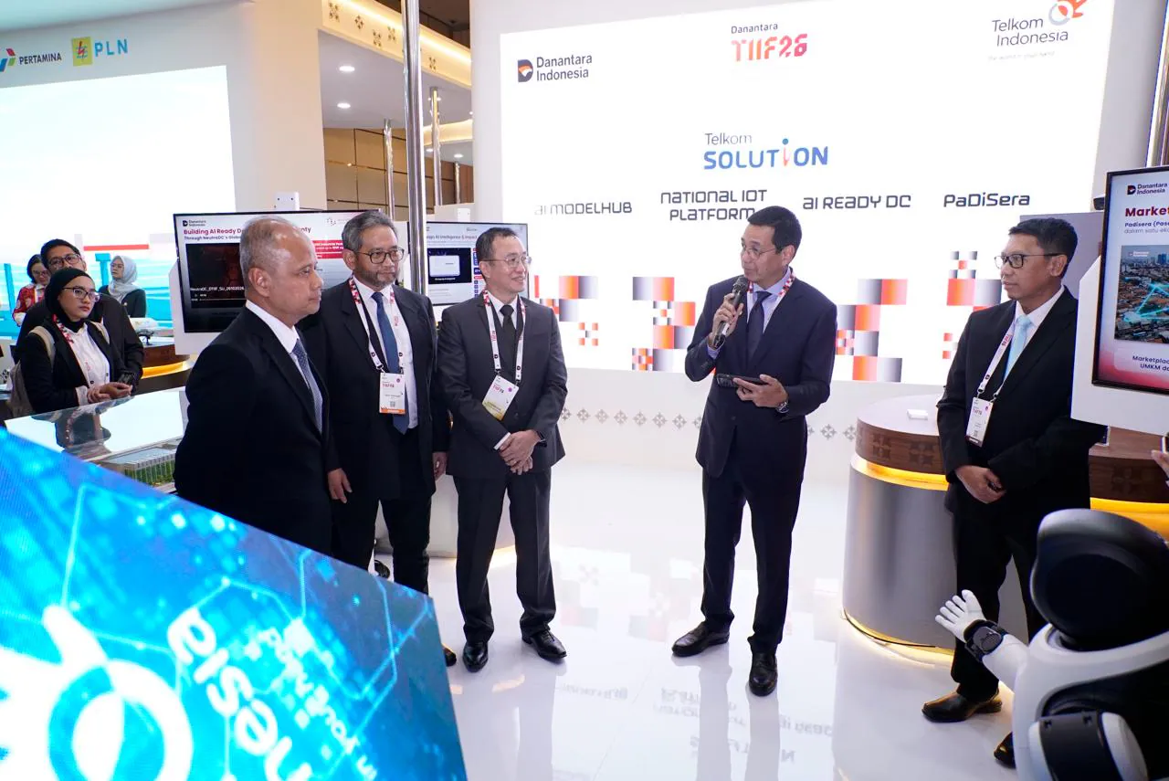 Empat kapabilitas strategis TelkomGroup dorong penguasaan teknologi secara mandiri dan perluasan manfaat ekonomi digital di Indonesia     Jakarta, 26 Oktober 2026 – Chief Technology Officer Danantara Sigit Puji Santosa didampingi Managing Director Strategic Technology Initiatives Danantara Irwan Rey, Direktur IT Digital Telkom Kharim I. G. Siregar, serta Direktur Strategic Business Development & Portfolio Telkom Seno Soemadji meluncurkan pengembangan Sovereign Digital Technology TelkomGroup pada rangkaian Danantara Technology Innovation Investment Forum (DTIIF) 2026 di Jakarta, Senin (26/10).  TelkomGroup mengembangkan empat kapabilitas Sovereign Digital Technology, yakni AI Ready Data Center, AI ModelHub, National IoT Platform, dan PaDiSera, sebagai bagian dari peran perusahaan dalam mendorong kemandirian ekosistem teknologi digital nasional melalui penguatan infrastruktur, pengembangan AI di berbagai sektor, serta perluasan akses pasar bagi pelaku UMKM.  “Selamat atas peluncuran Sovereign Digital Technology TelkomGroup. Kami berharap inisiatif ini dapat terus dikembangkan melalui kolaborasi yang berkelanjutan antara Danantara, TelkomGroup, BUMN, dan para pemangku kepentingan, sehingga mampu melahirkan inovasi yang relevan dan memberikan manfaat nyata bagi masyarakat serta perekonomian Indonesia,” ujar Sigit Puji Santosa, Chief Technology Officer Danantara.  Peluncuran ini menjadi bagian dari rangkaian DTIIF 2026 yang diselenggarakan pada 26–28 Oktober 2026 dengan tema “Investing in Tomorrow: Advancing Technology, Innovation, and Sustainable Growth”. Forum yang mempertemukan pemerintah, BUMN, investor, pelaku industri, dan inovator ini menjadi ruang kolaborasi untuk mendorong pengembangan teknologi, inovasi, serta investasi strategis yang mendukung pertumbuhan ekonomi Indonesia.  Pada sesi kunjungan ke booth TelkomGroup, Direktur IT Digital Telkom Kharim I. G. Siregar dan Direktur Strategic Business Development & Portfolio Telkom Seno Soemadji memperkenalkan empat kapabilitas Sovereign Digital Technology yang membentuk ekosistem teknologi digital nasional terintegrasi.  AI Ready Data Center yang dikembangkan oleh operating company (OpCo) NeutraDC menjadi fondasi komputasi untuk mendukung pengembangan dan pengoperasian beragam model AI di Indonesia dan Asia Tenggara, dengan aspirasi ekspansi kapasitas hingga 1 gigawatt. Sementara itu, AI Model Hub menyediakan akses terpadu ke berbagai model AI untuk mendukung pemanfaatan teknologi secara aman, dengan tetap memperhatikan kendali atas data strategis nasional.  Pada kesempatan terpisah, Direktur Utama Telkom Nanang Hendarno menyampaikan bahwa penguatan kapabilitas tersebut merupakan bagian dari peran TelkomGroup dalam membangun ekosistem digital nasional yang berdaya saing dan mandiri secara teknologi.  “Kemandirian digital perlu dibangun melalui penguasaan fondasi teknologi secara menyeluruh, mulai dari infrastruktur dan komputasi, pengembangan AI, hingga penerapan solusi digital yang menjawab kebutuhan sektor strategis. Penguasaan teknologi juga perlu diiringi kemampuan membangun ekosistem yang terintegrasi agar teknologi tidak hanya menjadi enabler transformasi, tetapi juga menciptakan nilai tambah dan meningkatkan daya saing nasional,” ujar Nanang.  Pada kapabilitas berikutnya, National IoT Platform dari Telkomsel mengintegrasikan konektivitas perangkat Internet of Things (IoT) dan analitik berbasis AI untuk mendukung efisiensi operasional di berbagai sektor. Dengan sekitar tiga juta perangkat IoT yang telah diterapkan di Indonesia, platform ini dapat dimanfaatkan untuk beragam kebutuhan, termasuk pemantauan, keamanan, dan peningkatan produktivitas.  Sementara itu, PaDiSera merupakan marketplace nasional besutan Danantara yang didukung melalui pemanfaatan fondasi teknologi PaDi UMKM. Sejak diluncurkan pada 2020, PaDi UMKM telah memfasilitasi lebih dari 190.000 UMKM untuk memasok kebutuhan BUMN. Pengalaman Telkom dalam membangun platform perdagangan digital menjadi modal untuk mendukung operasional PaDiSera sekaligus memperluas akses pasar bagi UMKM untuk menjangkau pasar ritel.  “TelkomGroup dan Danantara ingin memastikan manfaat transformasi digital dapat dirasakan oleh seluruh lapisan masyarakat, termasuk melalui perluasan akses teknologi dan peluang pasar bagi UMKM untuk tumbuh dan berkembang di era ekonomi digital,” tutup Nanang.  Partisipasi TelkomGroup dalam DTIIF 2026 menegaskan peran perusahaan dalam mendukung agenda transformasi digital nasional melalui penguatan infrastruktur, inovasi, dan kolaborasi strategis. Dengan menghubungkan kapabilitas teknologi dan kebutuhan berbagai sektor, TelkomGroup terus mendorong pemanfaatan teknologi digital yang berdaulat, berdaya saing, dan memberikan nilai tambah bagi Indonesia.     #ElevatingYourFuture