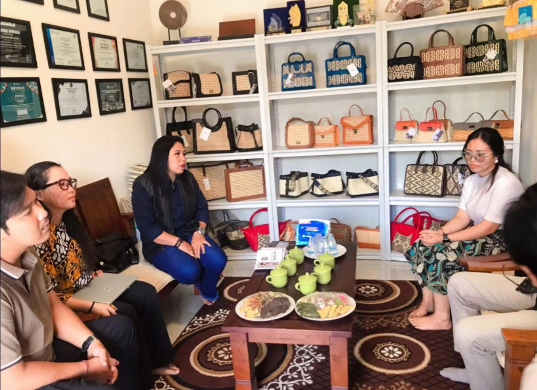 Perjuangan Tanpa Lelah Fasilitator Rumah BUMN Telkom Ajak Digitalisasi UMKM Binaan