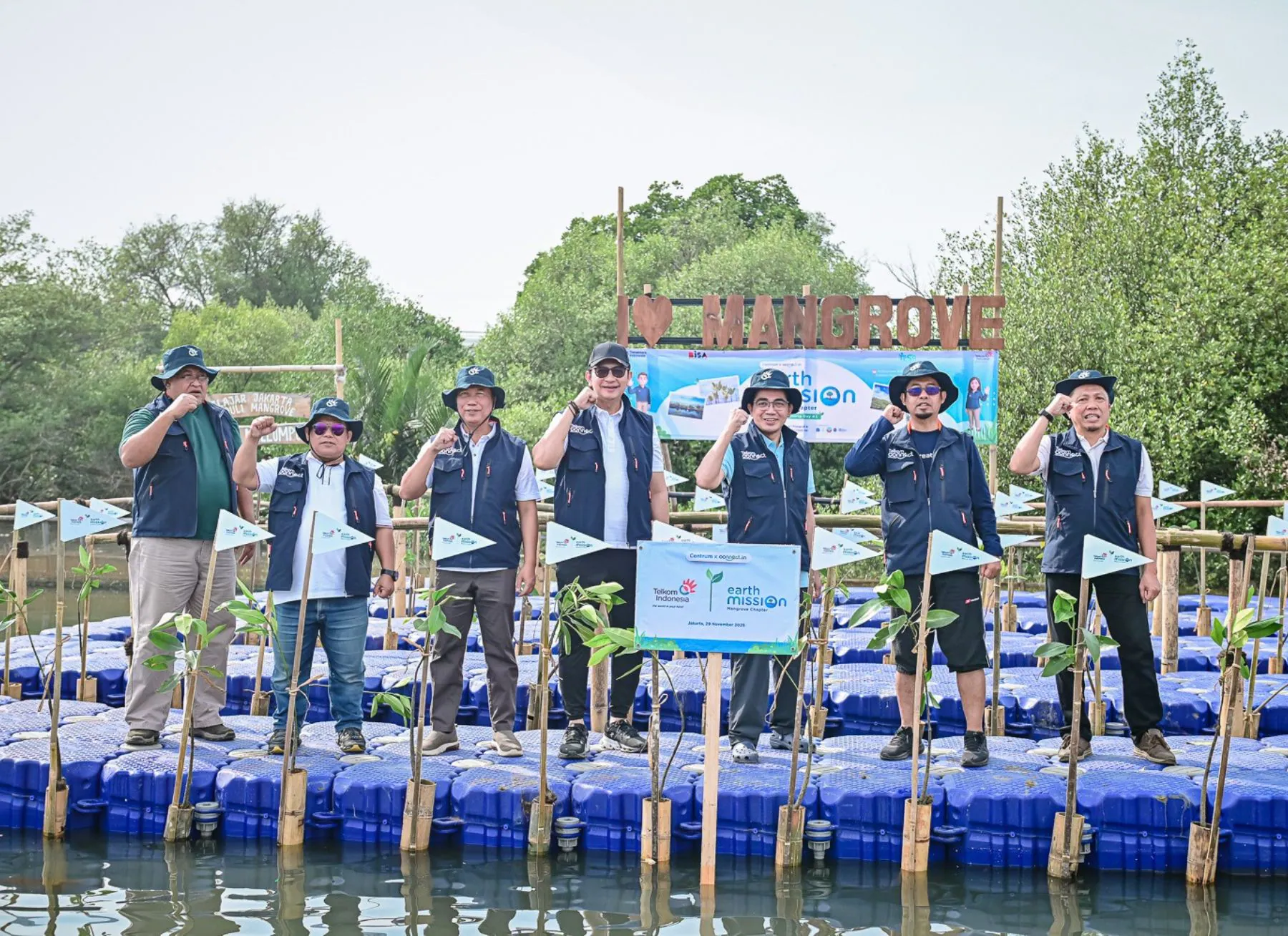 Aksi Sukarelawan Karyawan Telkom Lestarikan Alam Lewat Penanaman Mangrove