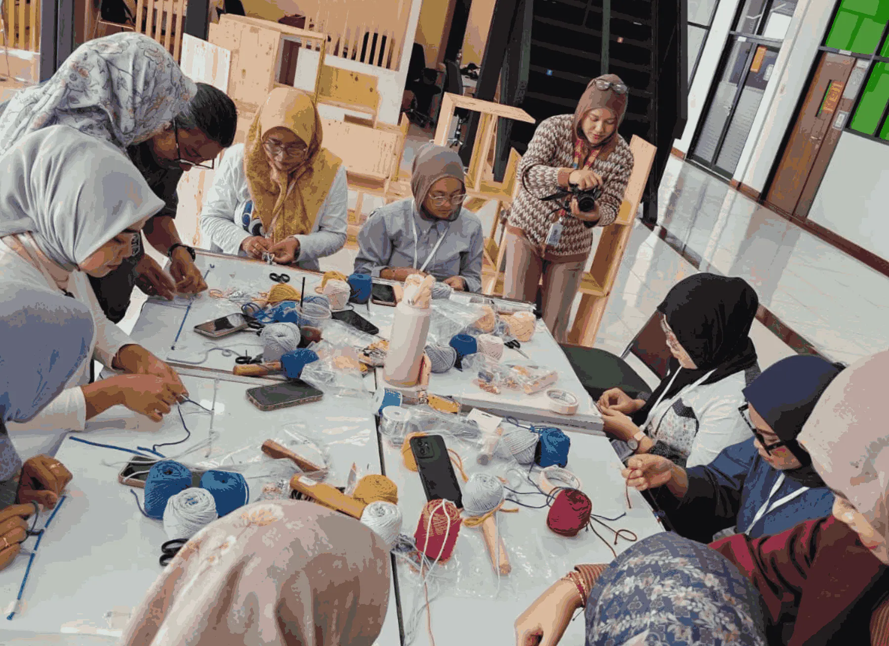 Telkom Indonesia Strengthens Women's Economic Independence and MSMEs through Digital and Creative Training