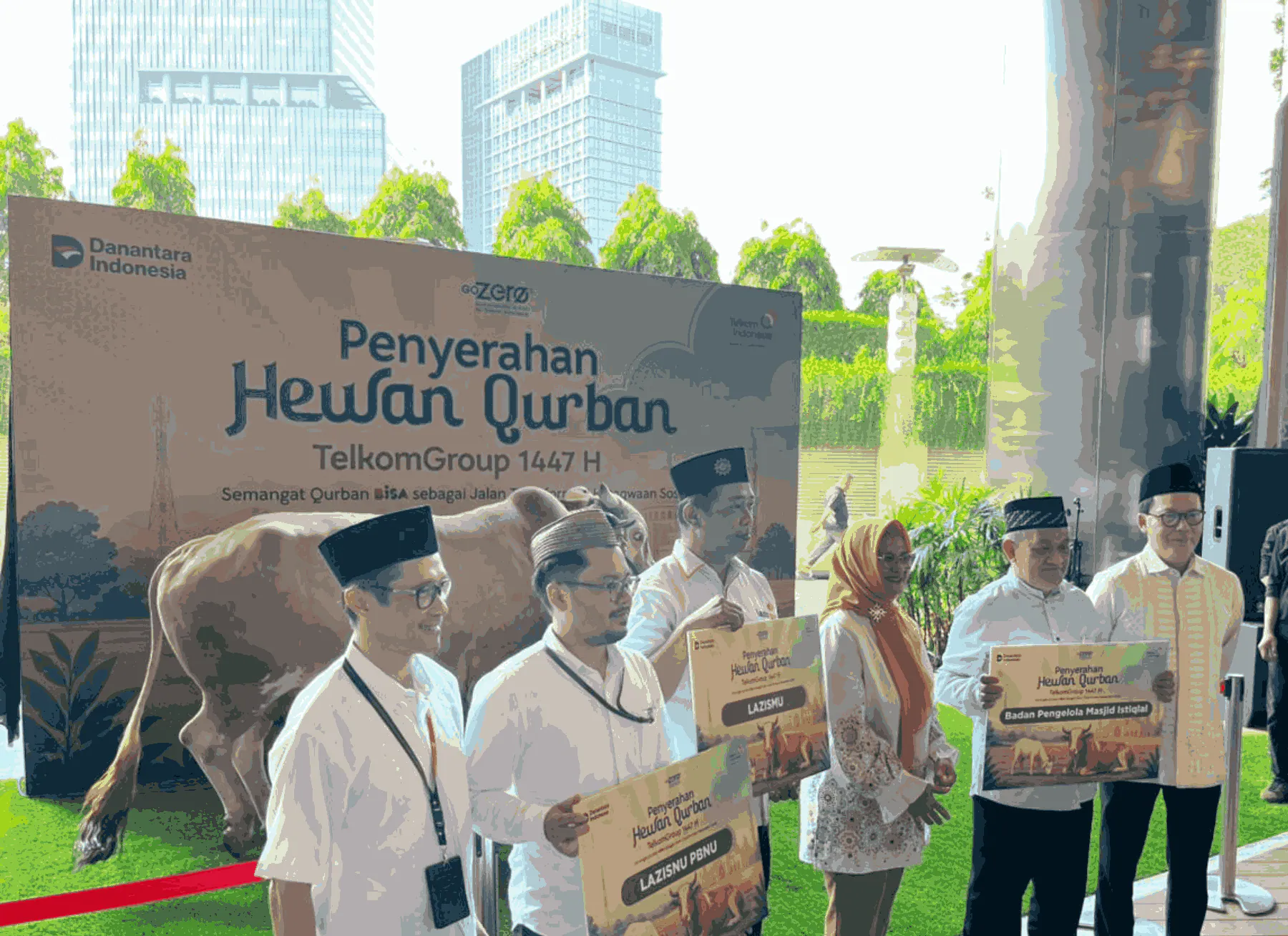 Realizing the Spirit of Sharing on Eid al-Adha, TelkomGroup Distributes 910 Qurban Animals to the Community