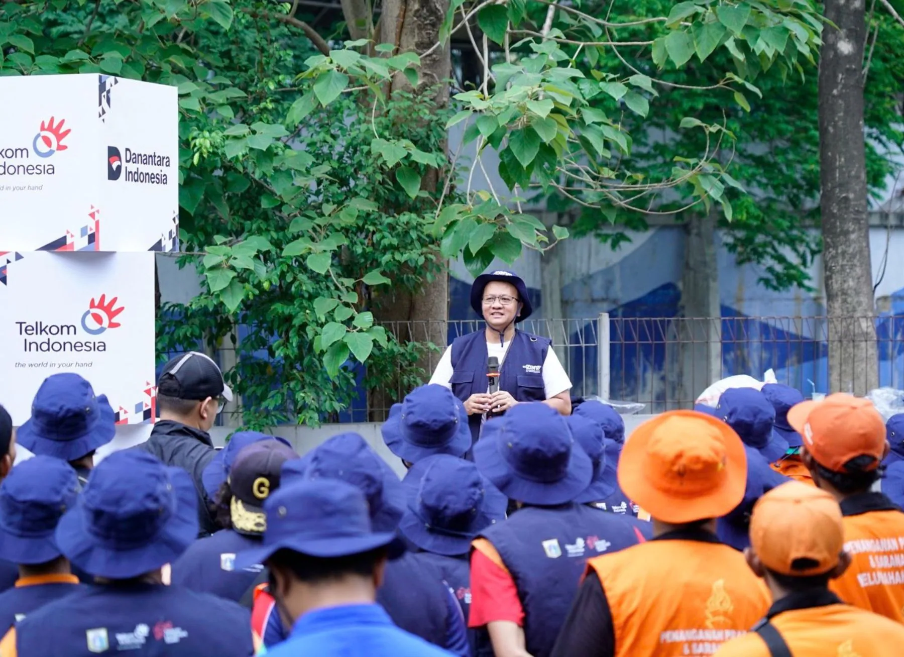 Peringati Hari Sungai dan World Cleanup Day, TelkomGroup Angkut  5,1 ton Sampah dari Kali Krukut