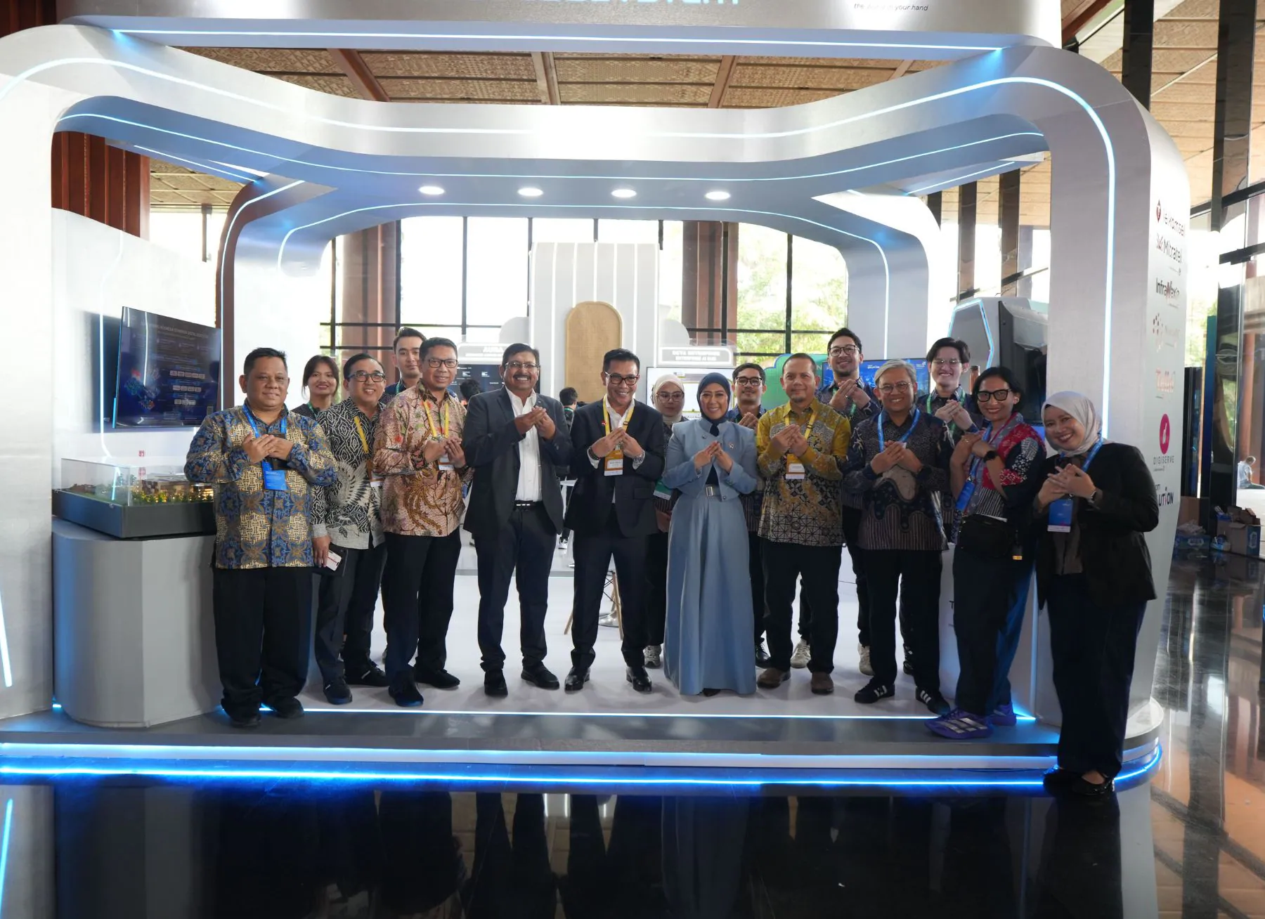Kunjungi Booth TelkomGroup di BTW 2026, Menkomdigi Tinjau Peran NeutraDC bagi Kedaulatan Ekosistem AI Data Center